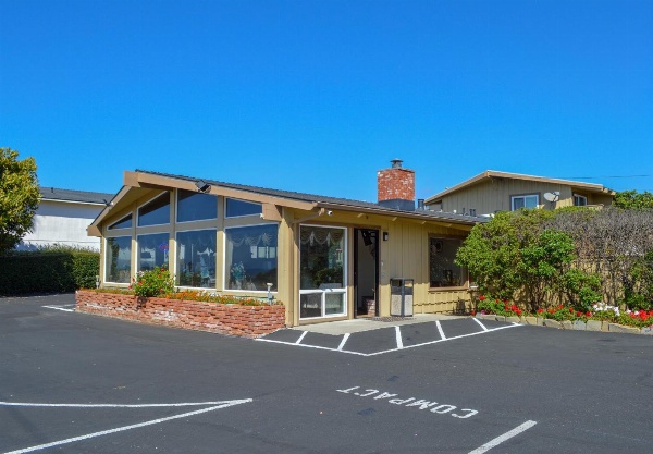 Silver Surf Motel image 2