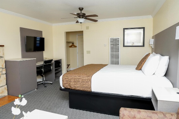 Silver Surf Motel image 3